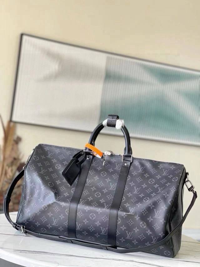 50尺寸 顶级原单 M40601黑花 容量宽敞,使用灵活。经久耐用,安全可靠。时尚风格,成熟稳重。采用安全的双拉链和挂锁,因此特别适于商务或娱乐之用。尺寸:50 50尺寸 顶级原单 M40601黑花 容量宽敞,使用灵活。经久耐用,安全可靠。时尚风格,成熟稳重。采用安全的双拉链和挂锁,因此特别适于商务或娱乐之用。尺寸:50