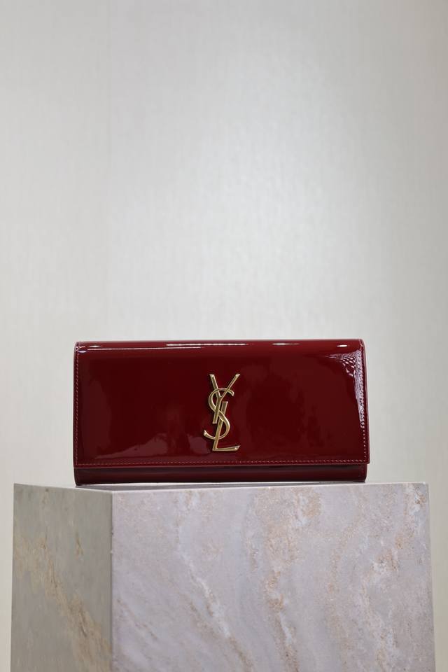 黑色金扣平纹 Classic Kate_手包 经典翻盖手拿包极具代表性的金属Logo标志,进口南非牛皮,简单的金属装饰,整体低调精致又百搭,手拿包夹在手臂下Or 黑色金扣平纹 Classic Kate_手包 经典翻盖手拿包极具代表性的金属Logo标志,进口南非牛皮,简单的金属装饰,整体低调精致又百搭,手拿包夹在手臂下Or