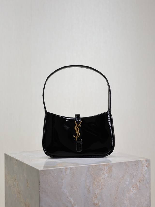 黑色漆皮 原厂皮版本 Le 5A7 Mini_Y家爆火腋下包打铁趁热出小迷你尺寸啦！虽说这款包设计倒不是一眼夺人眼球的包品，但是真的是属于越看越耐看越上头的简约