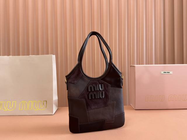 配置专柜全套包装特级五金原厂皮 Ivy牛皮革托特包小号手提包 斜挎包～ 这款牛皮托特包饰有金属细节品牌字母徽标，彰显经典风格，非常有辨识度 尺寸:W20×H24