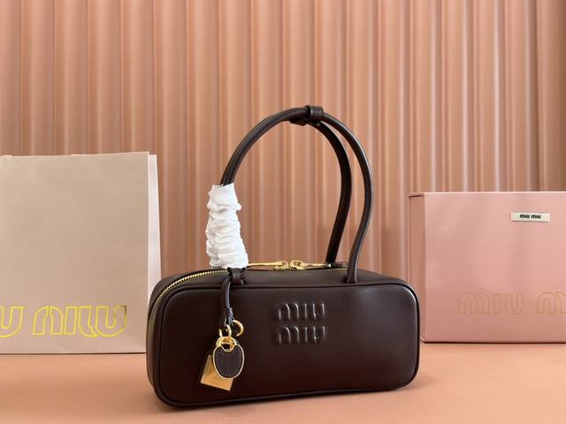 配置专柜全套包装 M家25Ss单肩包火爆全网中 超美Beau手袋融合了复古风格当代精神，真的太种草了！ 采用顶级进口小牛皮，皮质光滑细腻柔软，背起来都很 Nic