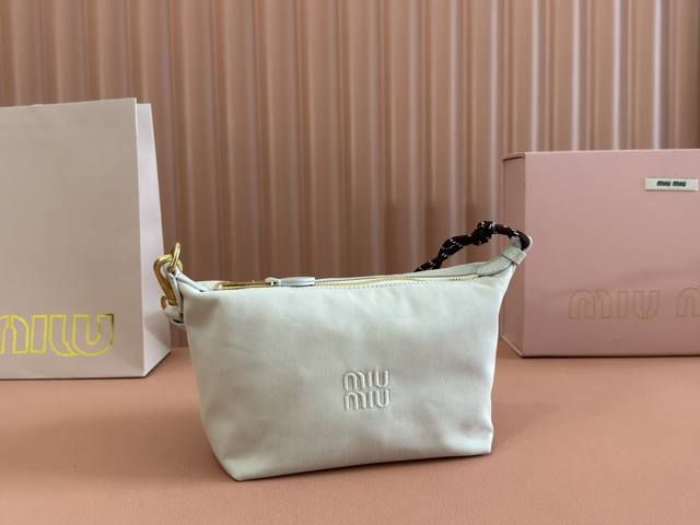配置专柜全套包装 5Ne841，新品牛仔布饭盒包，独特的冰裂纹理，正面标志性 Miu金额Logo，棉布内里，超轻，容量大，怎么搭都好看，一年四季都适用，尺寸：底
