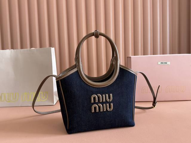 配置专柜全套包装 Miu家新品伊势丹限定托特包，官网主推，今年绝对爆款式，顶级进口小牛皮，皮面细腻光滑柔软，上乘的皮革质感高级，包身软而不塌，小尺寸设计更加精致