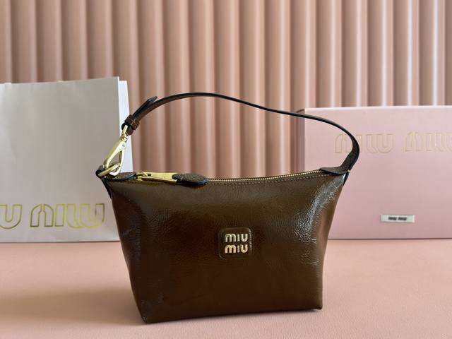 配置专柜全套包装 5Ne841，新品油蜡漆皮饭盒包，独特的冰裂纹理，正面标志性 Miu金额Logo，棉布内里，超轻，容量大，怎么搭都好看，一年四季都适用，尺寸：