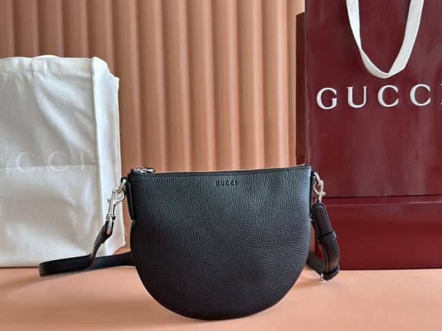 配置专柜全套包装 Gg Emblem系列以创意设计和创新功能焕新诠释经典图案，匠心缔造未来数年的珍藏之选。这款中号肩背包焕新演绎品牌全新标志性单品系列，可调节肩