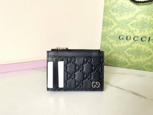 顶级原厂皮!Gg Marmont系列卡包。品牌典藏设计细节每一季都会演绎新的款式,为品牌悠久的设计传承书写新的篇章。这款卡包采用黑色皮革制作,饰以源自 年代的经 顶级原厂皮!Gg Marmont系列卡包。品牌典藏设计细节每一季都会演绎新的款式,为品牌悠久的设计传承书写新的篇章。这款卡包采用黑色皮革制作,饰以源自 年代的经