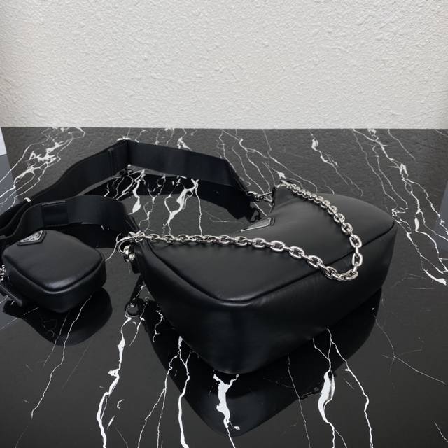 顶级原单 小羊皮三合一1Bh204这款三合一加衬单肩包取材软羊革打造,塑就简约廓形,赋予柔和触感。同色三角形环绕撞色刻字徽标,营造纹理感立体对比效果,彰显设计格 顶级原单 小羊皮三合一1Bh204这款三合一加衬单肩包取材软羊革打造,塑就简约廓形,赋予柔和触感。同色三角形环绕撞色刻字徽标,营造纹理感立体对比效果,彰显设计格