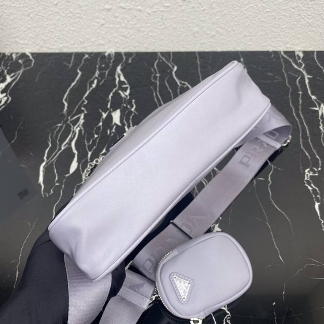 藤罗紫 Prada新款Nylon Hobo手拎 腋下包网红姐妹团疯狂种草而风靡时尚圈的Hobo 出了新款！这款Hobo包设计太棒了一包三用腰包 斜挎 单挎把手柄