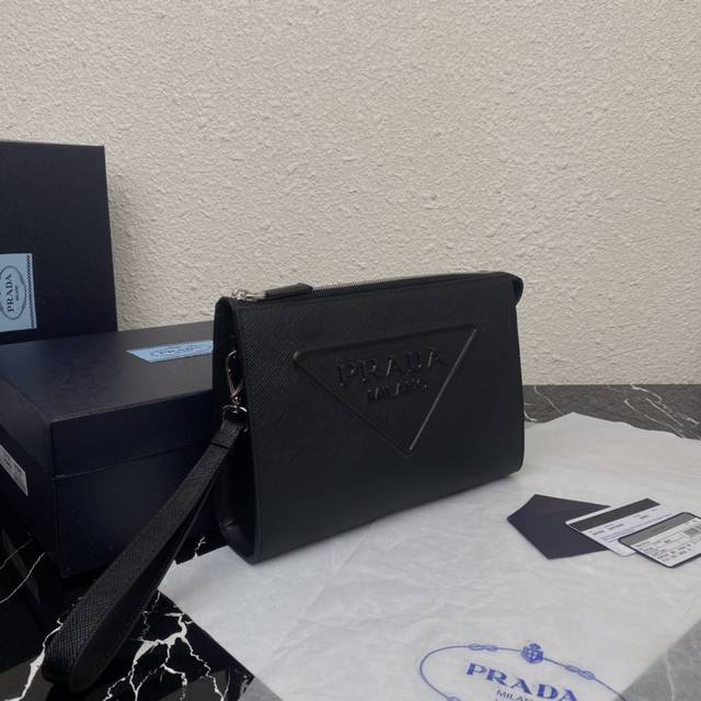 新款手包2Vf039这款手拿包巧妙塑造3D立体效果，释放混搭魅力：简约的廓形与精美的材质融合，标志性的三角形化身摩登的同色压花细节点缀包身。简约大气，喜欢的宝宝