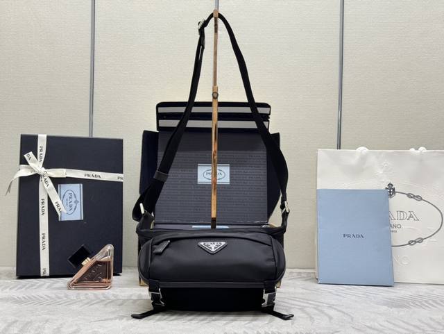 迷你邮差包2Vh171迷你 这款翻盖式单肩包采用尼龙和Saffiano皮革等标志性的P家材质制作。单肩包配有内部和外部口袋，并饰有三角形金属徽标，兼具功能性与品