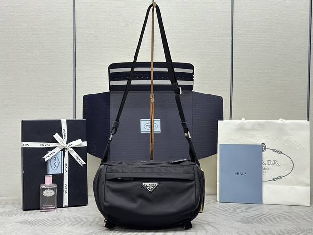 经典小号邮差包2Vh994升级版 这款翻盖式单肩包采用尼龙和Saffiano皮革等标志性的P家材质制作。单肩包配有内部和外部口袋，并饰有三角形金属徽标，兼具功能