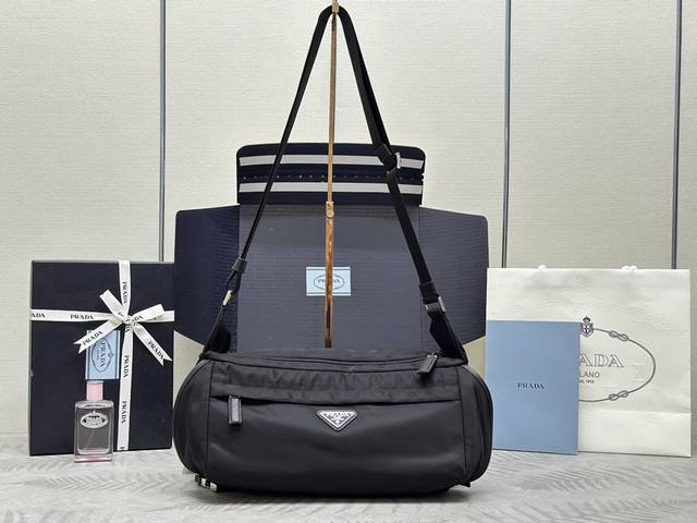 大号经典邮差包2Vh991 这款翻盖式单肩包采用尼龙和Saffiano皮革等标志性的P家材质制作。单肩包配有内部和外部口袋，并饰有三角形金属徽标，兼具功能性与品