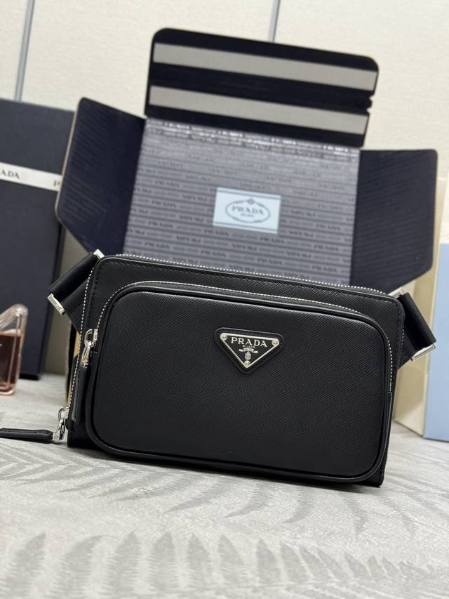 新款腰包2Vh156十字纹 这款简约而百搭的腰包 胸包采用进口小牛皮,呈现科技感细节现代魅力。再生尼龙调节肩带,配顶级金属插扣和外部拉链式口袋,背面小口袋,内部 新款腰包2Vh156十字纹 这款简约而百搭的腰包 胸包采用进口小牛皮,呈现科技感细节现代魅力。再生尼龙调节肩带,配顶级金属插扣和外部拉链式口袋,背面小口袋,内部