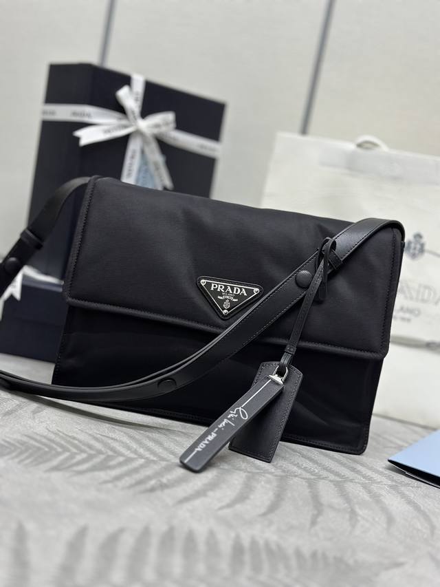 爆款Cini邮差包小号1Bd255这款单肩包甄独特加衬尼龙打造，并配有皮革肩带和背面口袋，金属配件赋予一抹亮色，整体低调奢华又百搭，唯一不同之处不可拆卸，设计更