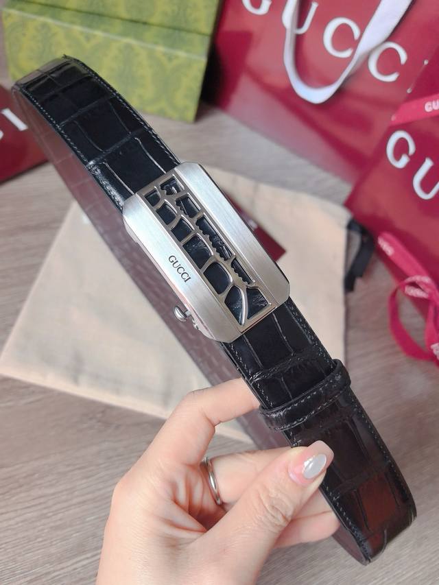 古奇新款进口小牛皮，原厂意大利进口压花头层牛皮，手感细腻柔软。搭配纯钢自动精品钢扣，男士必备！宽度3.5Cm