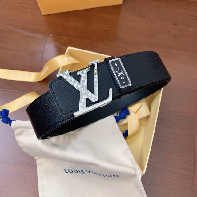 Lv特色设计元素的Pyramide 腰带，时尚新潮，尽显品牌个性。压花小牛皮材质，饰有路易威登标志性的Monogram压纹。Pyramide搭扣呈现独特质感。宽