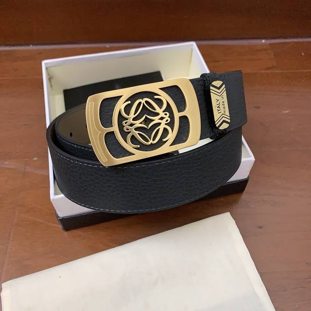 罗意威原版同步，双面进口原版皮搭配两面可用，柔软头层牛皮荔枝纹质感柔软，专柜可对版， 细节与专柜零接触，看纹路看做工，皮质保真，宽度3.8Cm 高清实拍大图，保