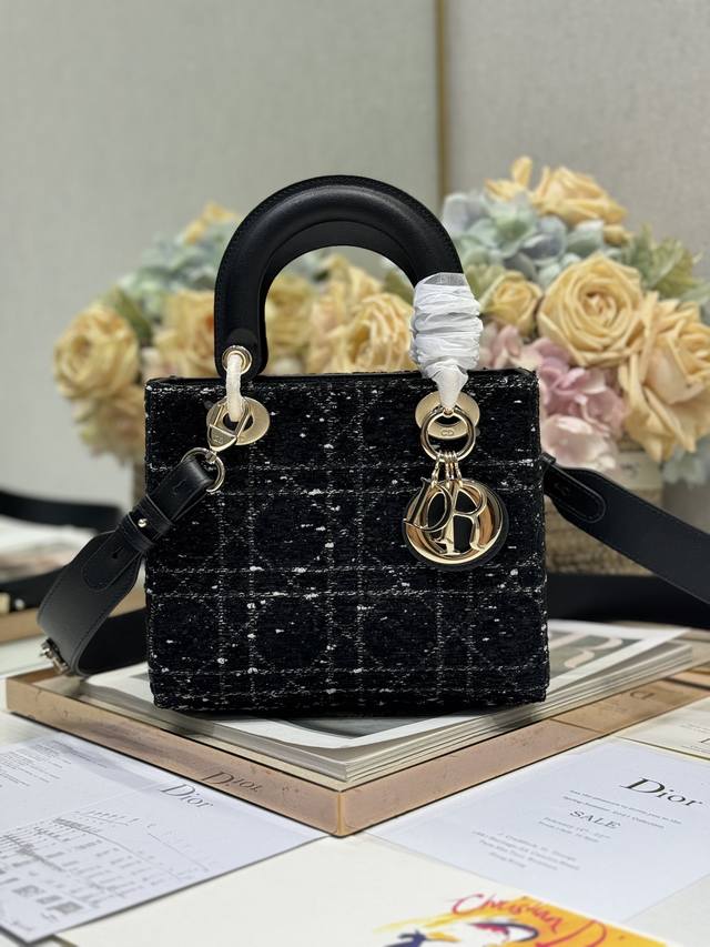 正品级 ，高版本 Lady Dio.R 粗花黑布配皮 四格戴妃宽肩带 这款手袋集中体现了Dio.R 对典雅和美丽的深刻洞见。采用黑色牛皮革搭配粗花黑色帆布精心制