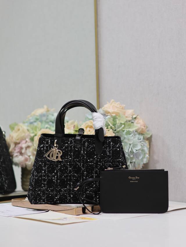 正品级 ,高版本 Dior Toujours 手袋〔粗花黑布配皮中号〕 这款Dior Toujours 手袋于二零二四春夏系列发布秀精彩亮相,休闲实用的设计别具 正品级 ,高版本 Dior Toujours 手袋〔粗花黑布配皮中号〕 这款Dior Toujours 手袋于二零二四春夏系列发布秀精彩亮相,休闲实用的设计别具