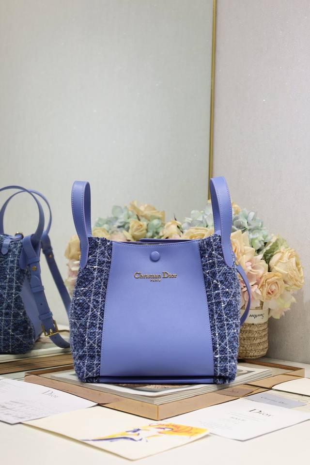 正品级 ，高版本 中号Signature 水桶包 手袋 蓝粗花布 这款 Signature 水桶包是二零二五春夏成衣系列新品，突显柔软的廓形和百搭的设计。采用蓝