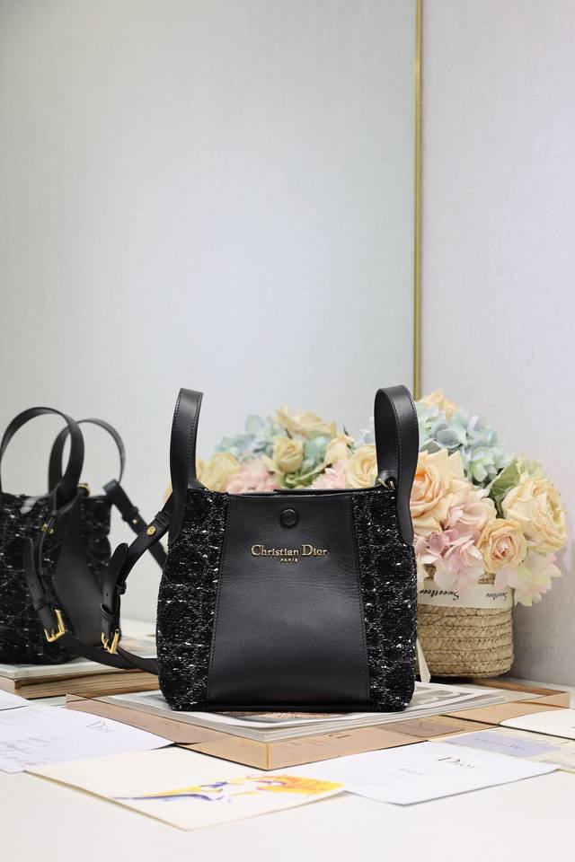 正品级 ,高版本 小号 Signature 水桶包 手袋 黑粗花布 这款 Signature 水桶包是二零二五春夏成衣系列新品,突显柔软的廓形和百搭的设计。采用 正品级 ,高版本 小号 Signature 水桶包 手袋 黑粗花布 这款 Signature 水桶包是二零二五春夏成衣系列新品,突显柔软的廓形和百搭的设计。采用