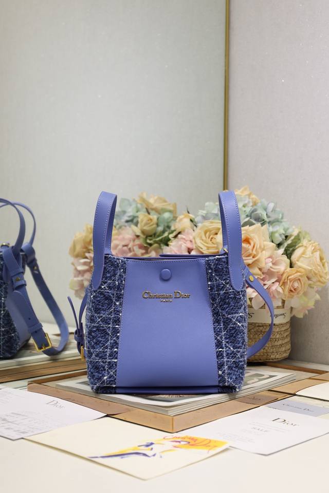 正品级 ，高版本 小号 Signature 水桶包 手袋 蓝粗花布 这款 Signature 水桶包是二零二五春夏成衣系列新品，突显柔软的廓形和百搭的设计。采用