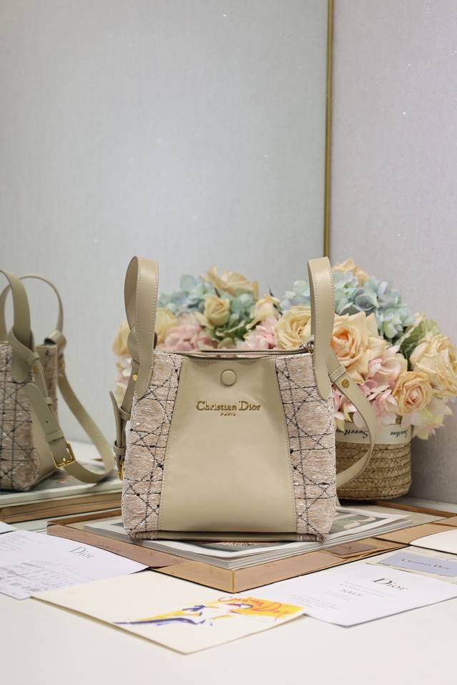 正品级 ,高版本 小号 Signature 水桶包 手袋 杏粗花布 这款 Signature 水桶包是二零二五春夏成衣系列新品,突显柔软的廓形和百搭的设计。采用 正品级 ,高版本 小号 Signature 水桶包 手袋 杏粗花布 这款 Signature 水桶包是二零二五春夏成衣系列新品,突显柔软的廓形和百搭的设计。采用