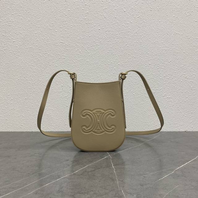 正品级 新品上线 Ce爆款手机包 迷你 Heloise柔软牛皮手机包,又挖到宝藏单品啦!双侧可调节肩带、穿搭需求迷人的色调,馥郁又优雅 采用柔软颗粒面牛皮、触感 正品级 新品上线 Ce爆款手机包 迷你 Heloise柔软牛皮手机包,又挖到宝藏单品啦!双侧可调节肩带、穿搭需求迷人的色调,馥郁又优雅 采用柔软颗粒面牛皮、触感