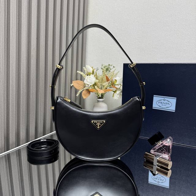 正品级 顶级原单 新款Moon手袋1Bc194双肩带这款简约Moon手袋为牛皮绽现摩登百搭的魅力。弧形包身设计，配有2条长 短可调节肩带，便于随心转换造型。内配