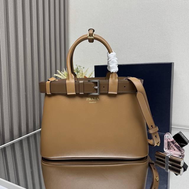 正品级 顶级原单 新款 小号32Cm 1Ba434到货啦全新Doublebag小号购物袋Double系列进口牛皮，内里配全羊皮优雅简洁的包身设计正面印花字母Lo