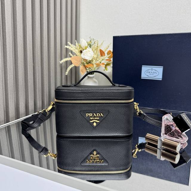 正品级 顶级原单 新款盒子包1Bh202这款简约盒子包采用进口鹿皮纹，内配进口羊皮和实用卡槽 口袋，正面饰以金属徽标，可拆卸可调式肩带又可手提，拉琏开合。上身效