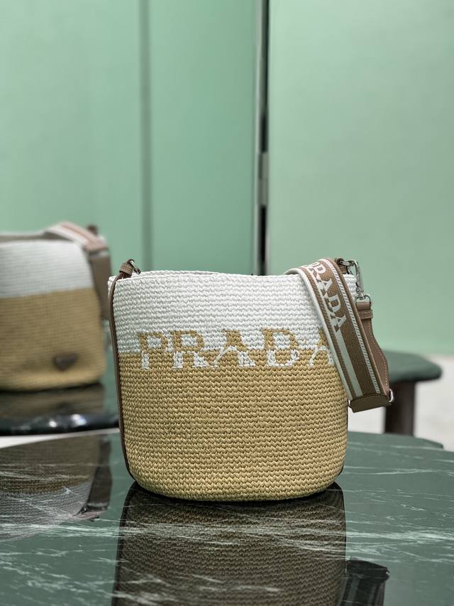 正品级 编织水桶 这款水桶包采用进口拉菲草设计,非常重手工。每个包来自专业技术纯手工编织出来,以两个颜色拼接色调,配置织带。轻便空间大! 尺寸:23×25×20 正品级 编织水桶 这款水桶包采用进口拉菲草设计,非常重手工。每个包来自专业技术纯手工编织出来,以两个颜色拼接色调,配置织带。轻便空间大! 尺寸:23×25×20