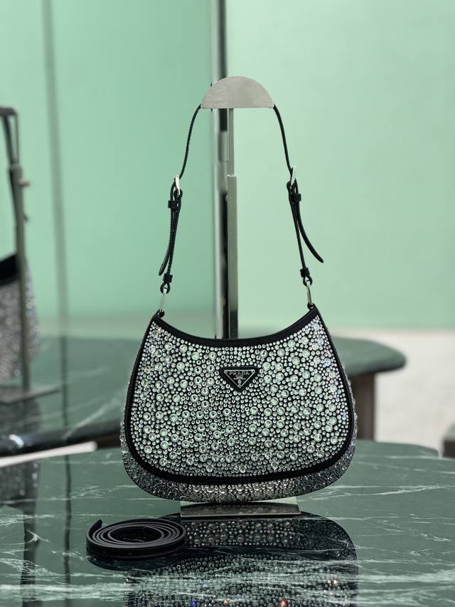 正品级 满天星腋下包 这款Cleo 缎面手袋覆满大小各异的闪耀进口水晶，可调式两条交换牛皮肩带，便于肩背 斜跨设计，焕发精致魅力。复古的弧形廓形别出心裁。显得这