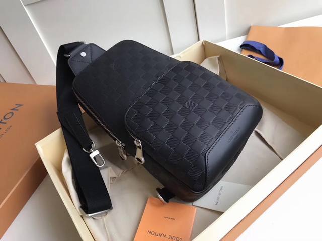 顶级原单M41720 Avenue单肩包 运动风糅合休闲气息 这款Avenue单肩包以Damier Infini皮革制作 是您在城中的最理想袋款 小巧轻盈 袋形