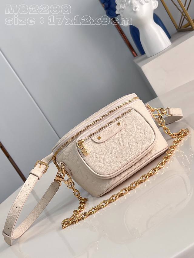 顶级原单 独家实拍 M82208奶白压花 本款 Mini Bumbag 手袋取材 Monogram Empreinte 皮革，展现路易威登对潮流腰包设计的柔婉解