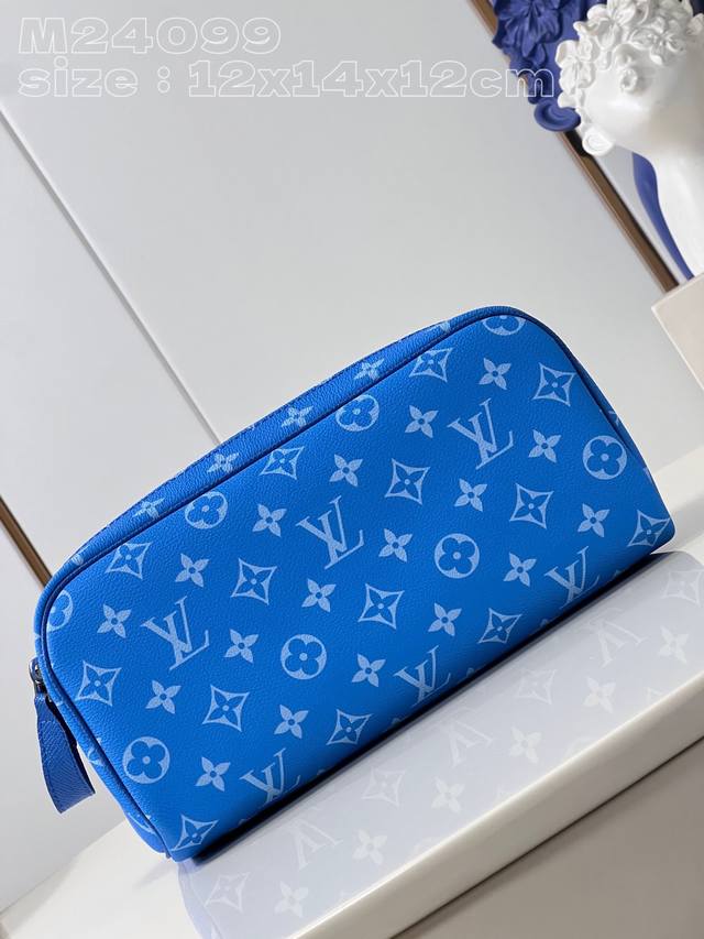 顶级原单 独家实拍 M331037蓝 本款 Dopp Kit 盥洗袋为 Taga 牛皮革和 Monogram 帆布渲染明快色彩，结合双拉链设计，为洗漱用品提供充