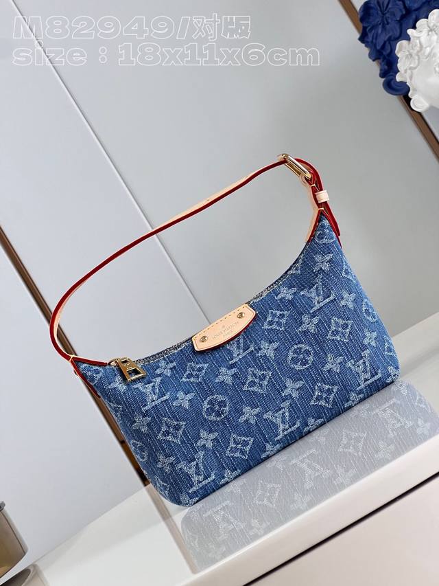 顶级原单 独家实拍 M82949 对版 Hills Pochette 手拿包选用由认证棉织就的 Monogram Denim 帆布，再以砂洗质感烘托利落线条。可