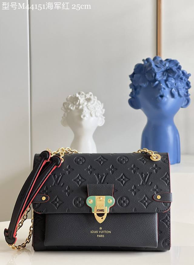 顶级原单 独家实拍M44151海军红 M52271 由光滑与压纹 Monogram Empreinte 皮革裁制而成，精致迷人，此款 Vavin 小号手袋以光亮