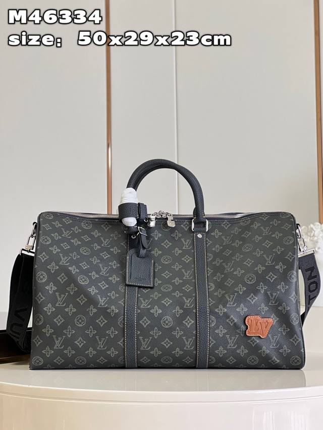 顶级原单 独家实拍 M46334 本款 Keepall BandoulièRe 50 手袋以深沉色彩烘托经典 Monogram 图案，再将皮革裁制的粗体 Lv