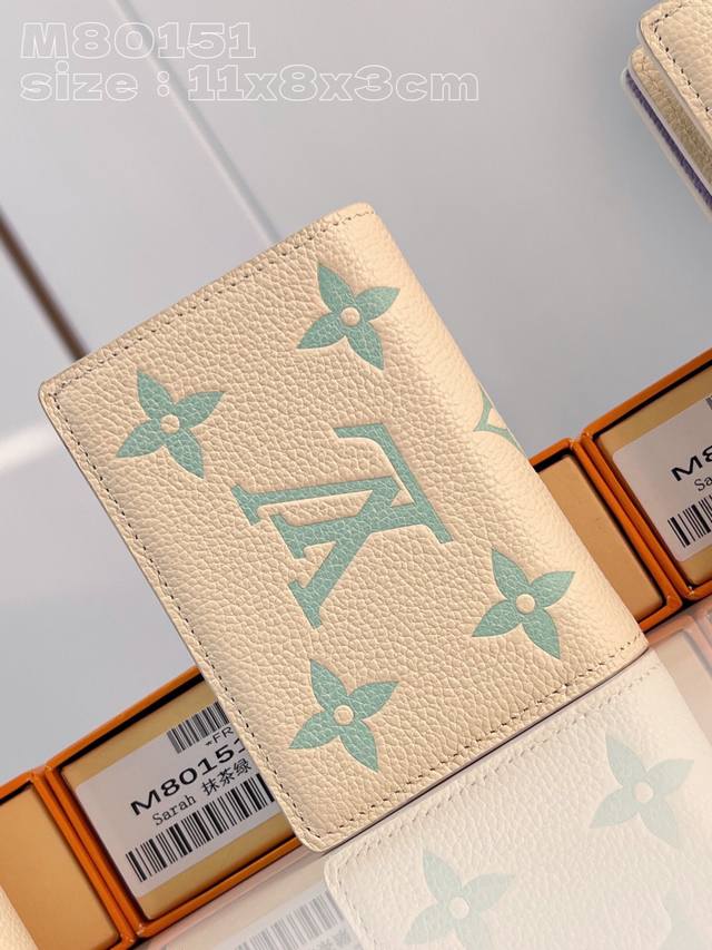 顶级原单 独家实拍 M80151抹茶绿 CléA钱夹采用Monogram Empreinte柔软粒面牛皮制成,饰有路易威登标志性Monogram图案。这种型号以 顶级原单 独家实拍 M80151抹茶绿 CléA钱夹采用Monogram Empreinte柔软粒面牛皮制成,饰有路易威登标志性Monogram图案。这种型号以