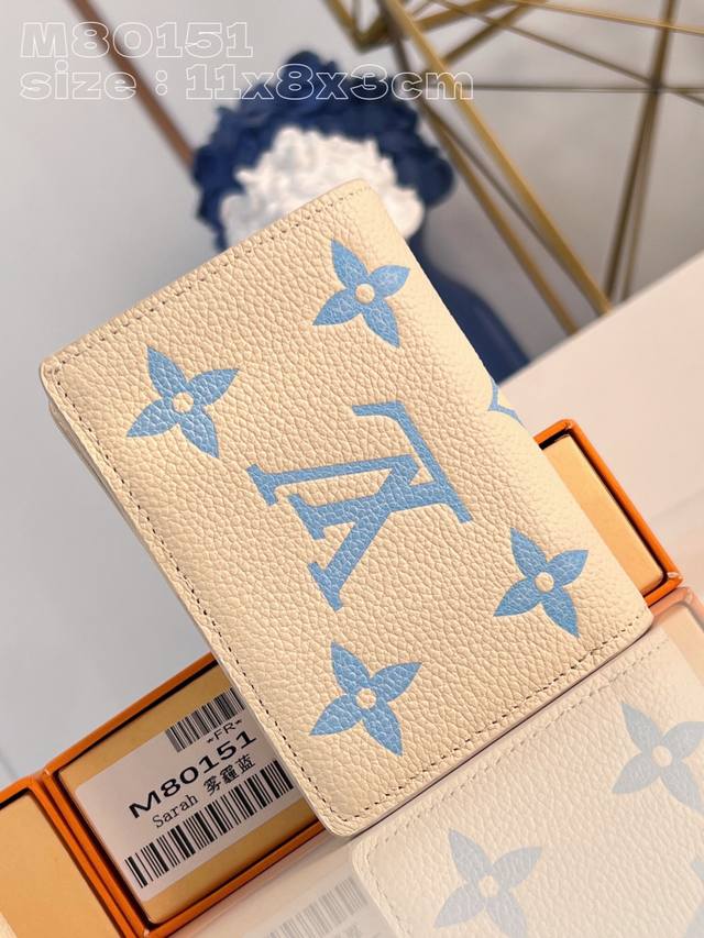 顶级原单 独家实拍 M80151雾霾蓝 CléA钱夹采用Monogram Empreinte柔软粒面牛皮制成，饰有路易威登标志性Monogram图案。这种型号以