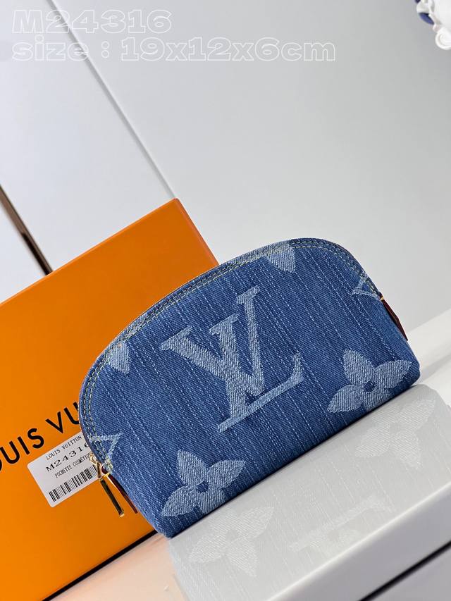顶级原单 独家实拍 M24316 這款Monogram Denim造型的Pochette CosméTique化妝包展現休閒時尚的型格氣息。設計選用有機認證的棉