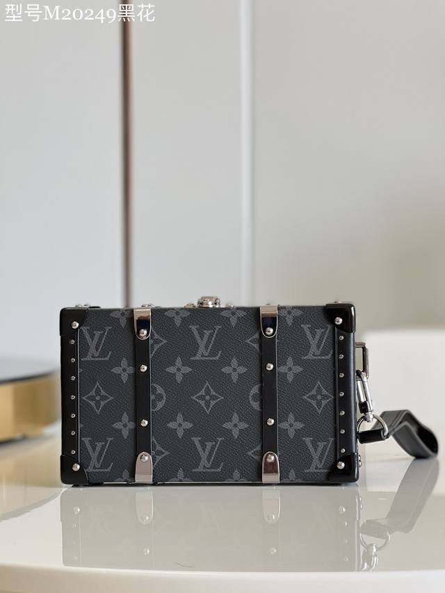 顶级原单 独家实拍M9黑花 Virgil Abloh 于 春夏秀场呈献 Wallet Trunk 小硬箱，致意路易威登的制箱传承。Monogram 帆布搭配金属