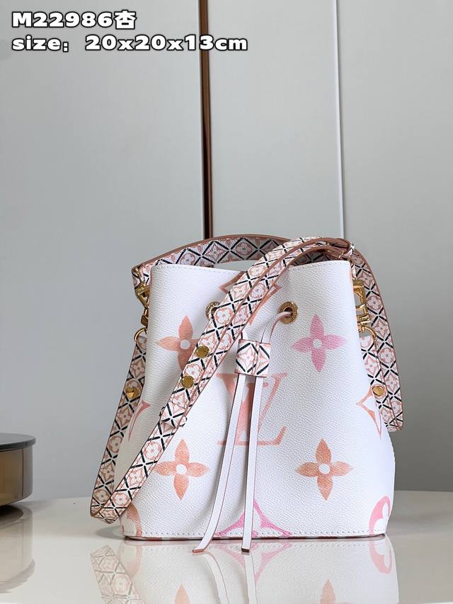 顶级原单 独家实拍 M22985杏 本款 Neonoé 水桶包为淡雅帆布描绘 Giant Monogram 印花，令 Lv 和 Monogram 花卉呈现深浅不