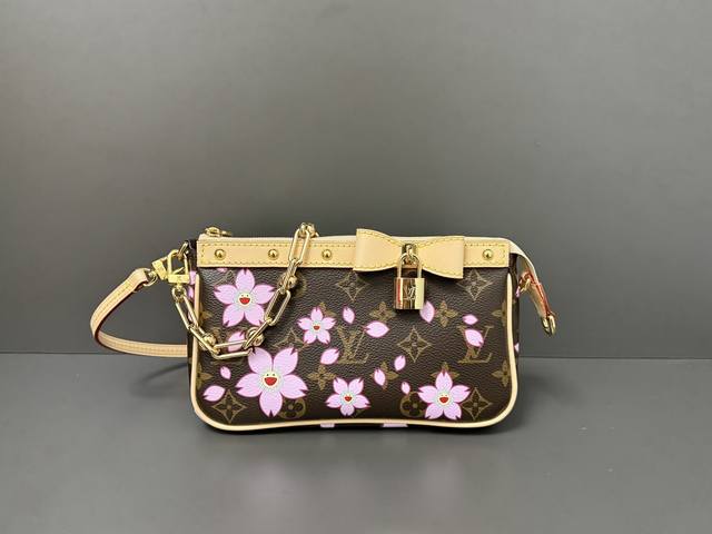 顶级原单 M13666 163芯片 本款 Pochette Accessoires 手袋为经典 Monogram 帆布融入村上隆笔下的明媚 Cherry Blo