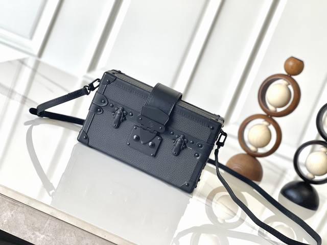 顶级原单 变码芯片 M24303盒子包 本款Petite Malle 手袋取材牛皮革，以细腻切工呈现经典 Monogram 图案，再以布尔登缝线收拢轮廓，令Ni