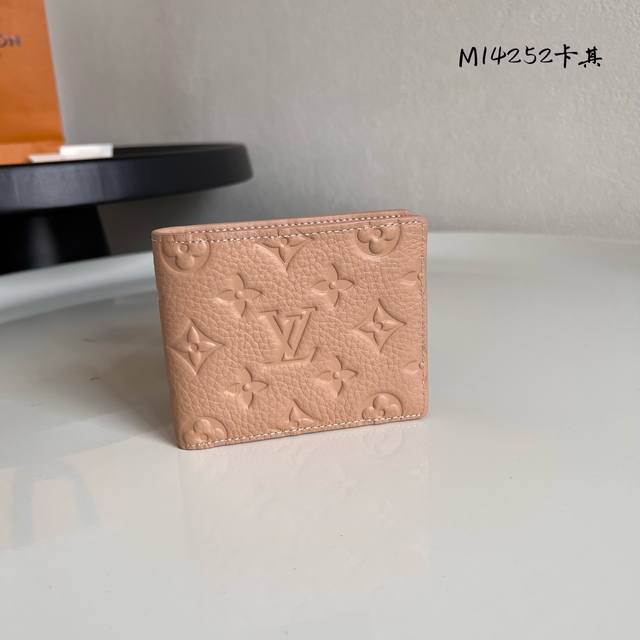 顶级原单 M14252卡其 這款Multiple錢包以粒面Taurillon牛皮製造，精緻配色綴以低調的Monogram壓花圖案。Multiple錢包配備3個名