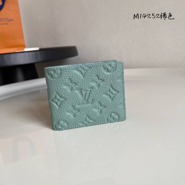 顶级原单 M14252绿色 這款Multiple錢包以粒面Taurillon牛皮製造，精緻配色綴以低調的Monogram壓花圖案。Multiple錢包配備3個名