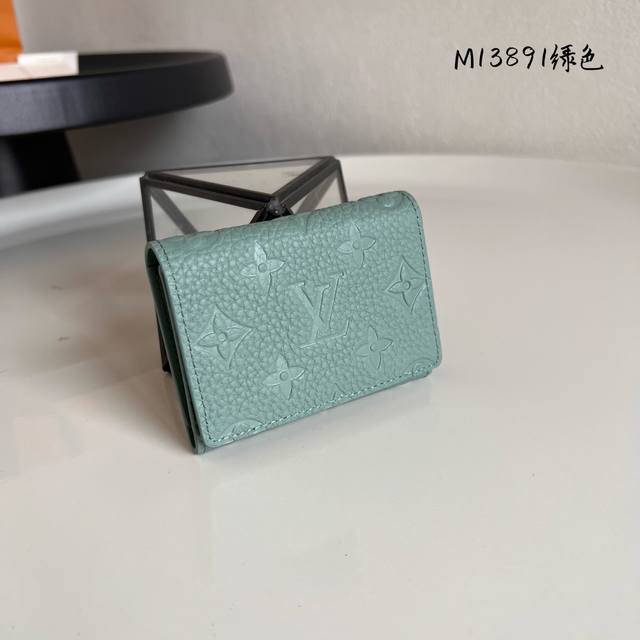 顶级原单 M13891绿色 本款 Envelope 名片夹取材粒面 Monogram 压纹 Taurillon 牛皮革，以时尚内敛配色释放摩登锋芒。轻启隐藏式按