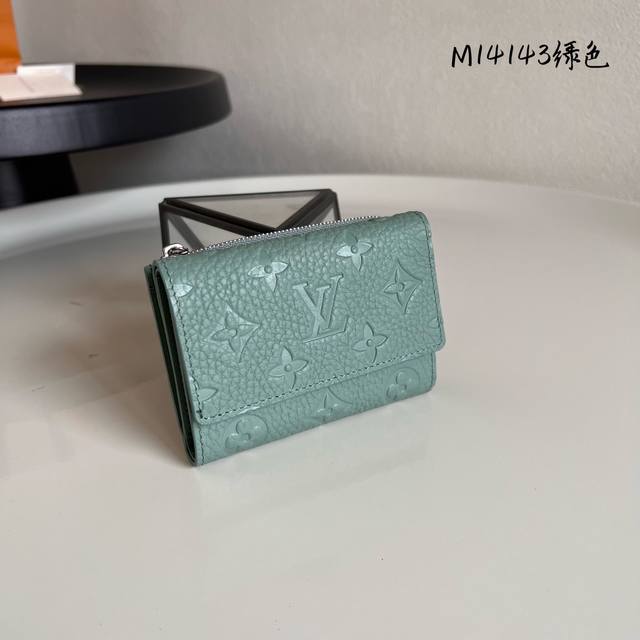 顶级原单 M14143绿色 本款Slender Pilot飞行员钱包由全粒面Taurillon牛皮制成，饰有低调的Monogram压花。这款小巧的钱夹正面带有斜